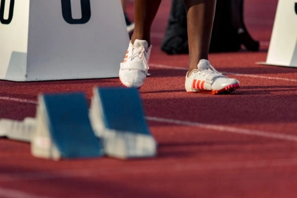 ¿Qué beneficios aporta practicar atletismo?